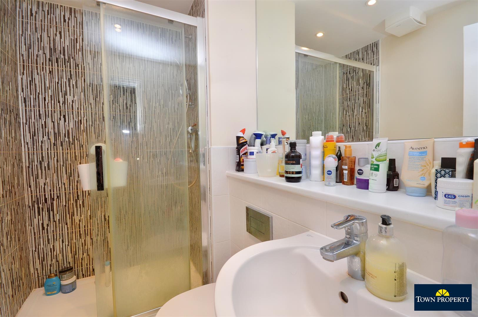 Property Details for Weavers Close Eastbourne BN21 2BA Town Property